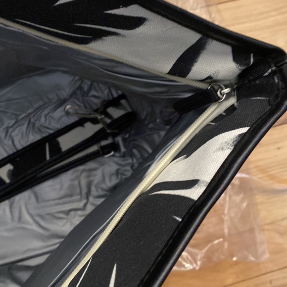 Black & white insulated tote. New - Picture 3 of 6